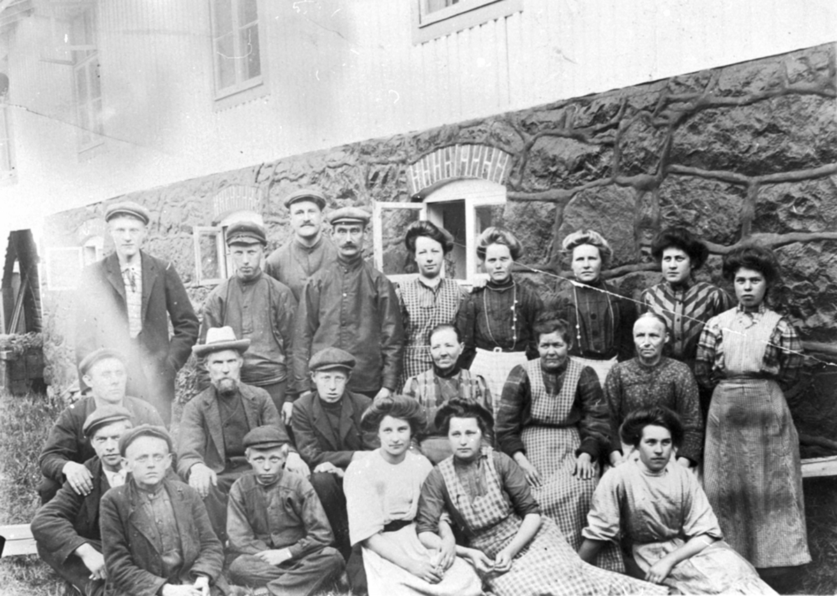 Anno Domkirkeodden, Gruppe arbeidere ved Brumunddal Ullvarefabrikk, Narud Uldspinderi. Rekke 1 fra venstre er Jens Jensen, ukjent, Johs. Akersveen, Kjellaug Stenberg, Julie Storsveen, Martha Wengshoel, rekke 2 er Andreas Kristiansen, O.P. Houmb, Martin Sørum, Lovise Solberg Karlsberg, Mathea Lindsveen, Marthe Høiby, r…