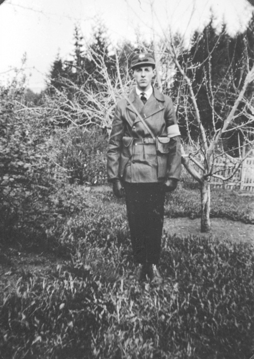 Anno Domkirkeodden, Hans Nordsveen i hjemmefrontutstyr i hagen i Persheim, Veldre, Ringsaker.