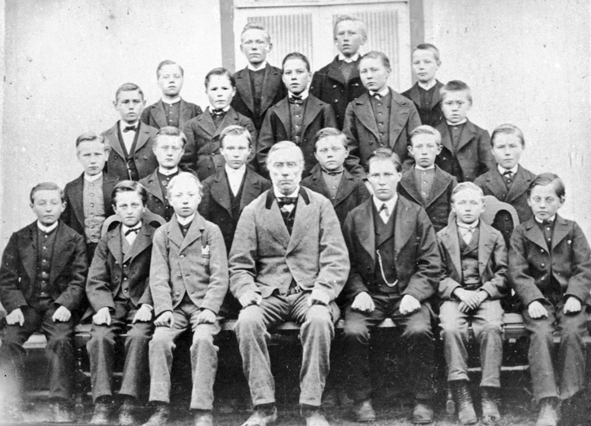 Anno Domkirkeodden, Elever og lærer Ole Larsen, Kirkekretsen skole, Veldre, Ringsaker. Sønnen til lærer Ole Larsen sitter til venstre for han.