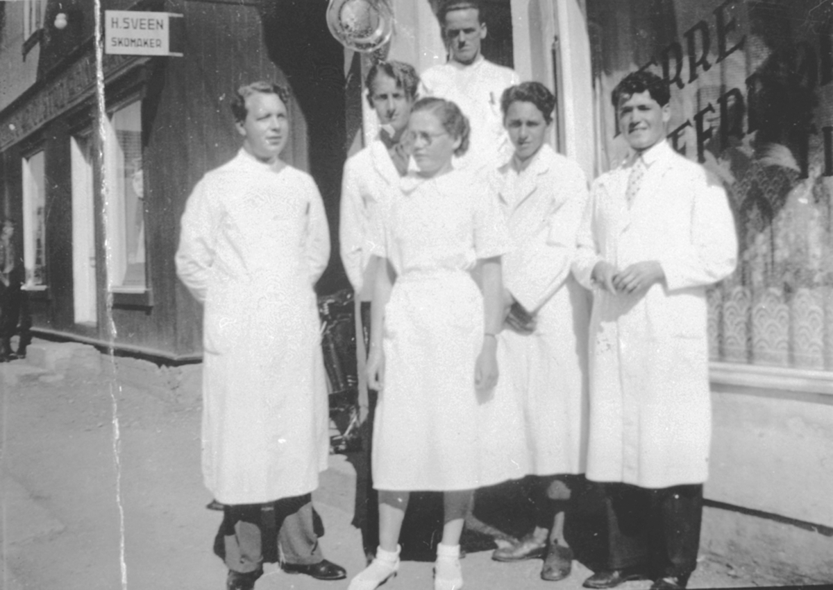Anno Domkirkeodden, Engelis Dame og Herrefrisørsalong i Sønesgården i Furnesvegen i Brumunddal. Frisører 1938. F. v. Dame og herrefrisør Arne Engeli, lærling damefrisør, Kirsen Saastad, lærling herrefrisør, Jens Romskaug, herrefrisør, E. Fagernes, lærling herrefrisør, Thore B. Ellefsen. Bak står herrefrisør Johan Stra…