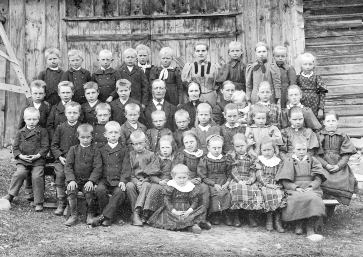 Anno Domkirkeodden, Elever og lærere ved Brumund skole, Brumunddal.