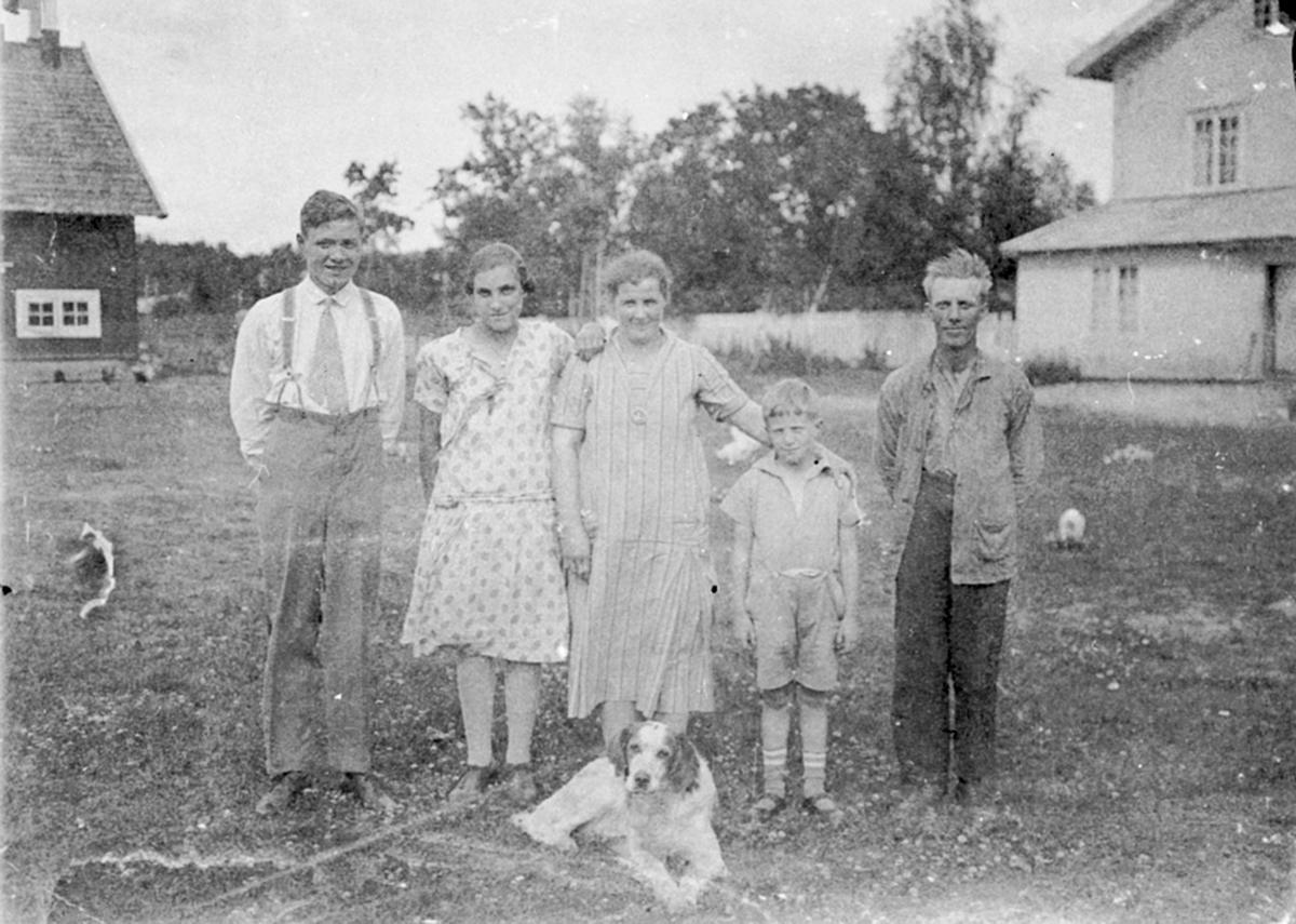 Anno Domkirkeodden, Tjenestefolk og hund på Flisaker gard, Veldre, Ringsaker.