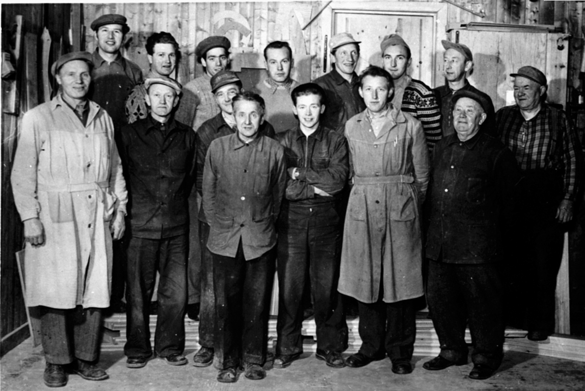 Anno Domkirkeodden, Brumunddal trevarefabrikk, Gamlegata. Gruppe arbeidere på 1950-tallet. Foran f. v. står Karl Solhaug, Olav Gran, Gunnar Ihrstad, Lars Olsen, Per Holmen, Magne Solhaug, Kristian Nordsveen. Bak f. v. Kristian Skogen, Magne Bratengen, Torbjørn Bakken, Johannes Krogrud, Hans Andersen, Henry Solhaug, Ko…