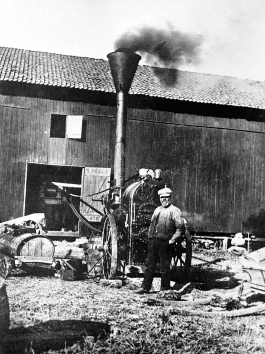 Anno Domkirkeodden, Dampdrevet lokomobil, maskinist, på Mørkved store, Brumunddal.