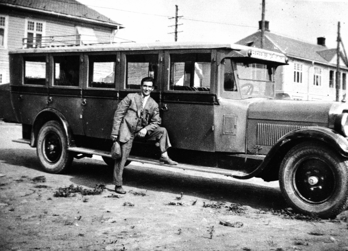 Anno Domkirkeodden, Studebaker D-3402, Hamar-Brumunddal-Veldre. Brumunddal Bilsentral, brødrene Sandbakken, Furnesvegen. drosjesjåfør Ludvig Larsen ved bussen.