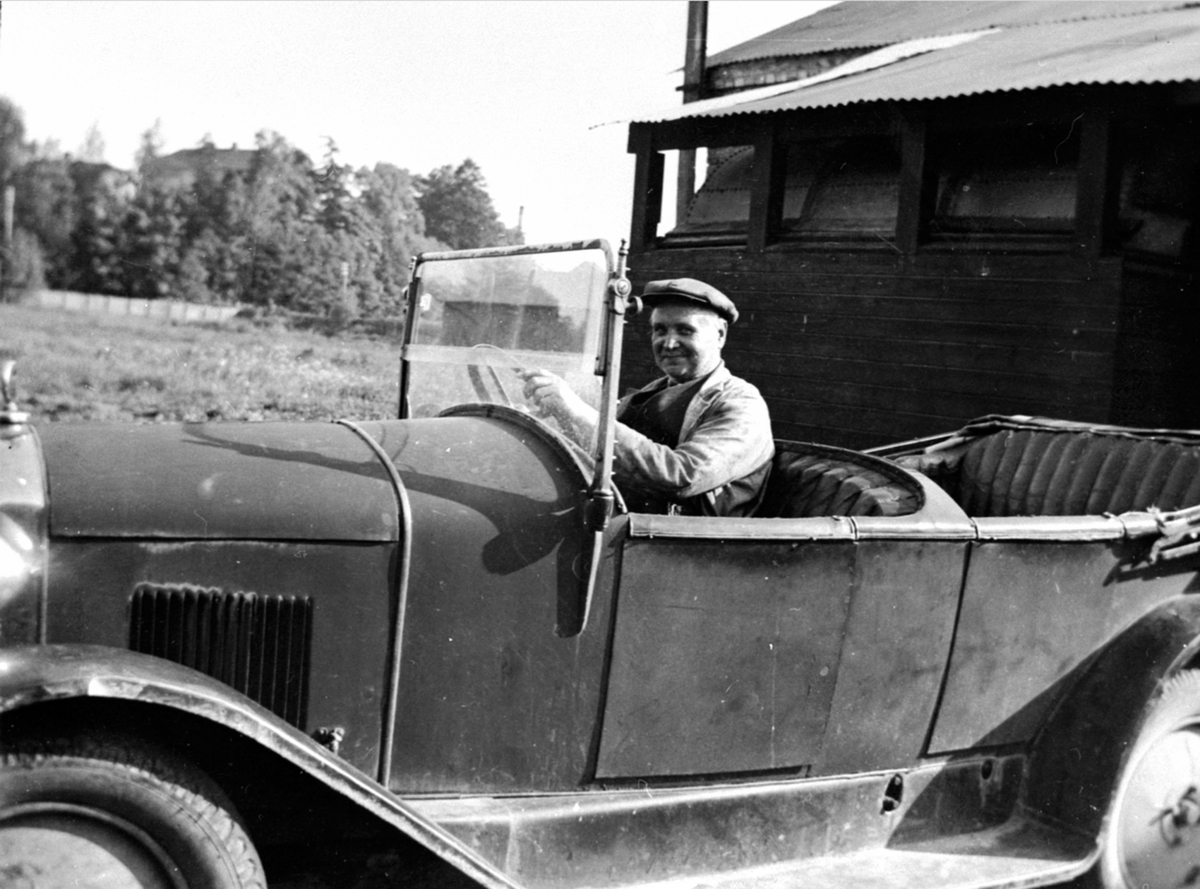 Anno Domkirkeodden, Sjåfør Kristian Ambli i bil. Ansatt ved Globus Maskinfabrikk. Første eier av Bro Mekaniske verksted, bror av Nils Amblie, Brumunddal.