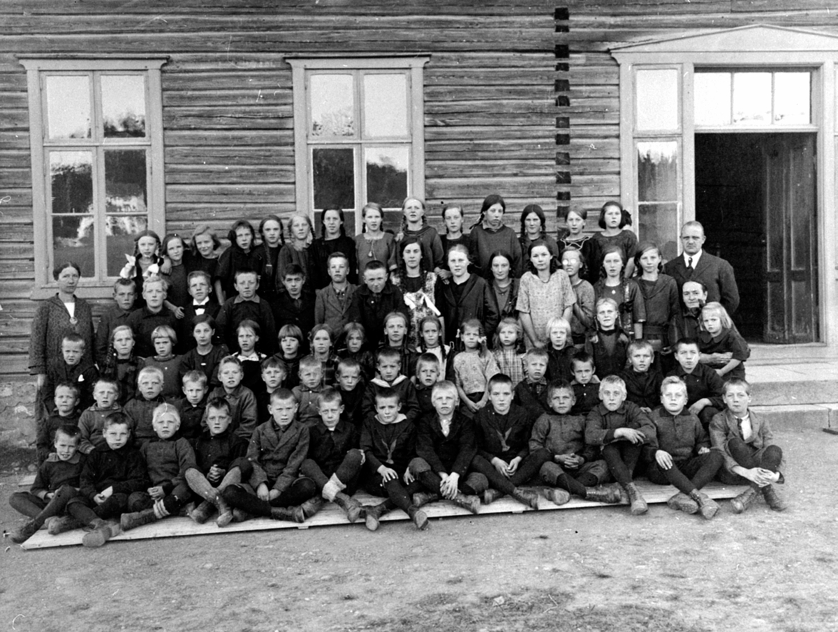 Anno Domkirkeodden, Stor gruppe elever og lærere fra Fredheim skole, Nes, Hedmark. Lærerinne til venstre er Inga Hoel. Til høyre er Karen Marie Lieng f.1843 med barn på fanget og Arnt Nilsen Lieng f.1881.