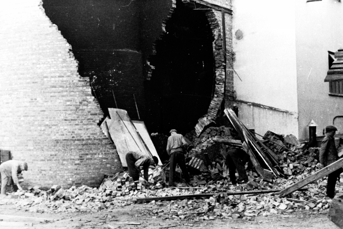 Anno Domkirkeodden, Opprydding etter røykgasseksplosjon i fabrikkpipe ved Berger Langmoen A/S, Brumunddal. 5 menn arbeider.