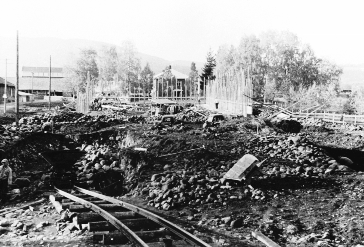 Anno Domkirkeodden, Bygging av wallboardfabrikken ved Berger Langmoen A/S, Brumunddal. Grunnarbeid, graving og forskaling. Lastebiler.