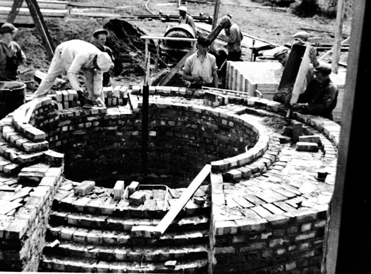 Anno Domkirkeodden, Oppmuring av fabrikkpipe hos Berger Langmoen A/S, Brumunddal. "Langmopipa" Murer Amund Sletten f.1890 og sønnen Olav f.1915.