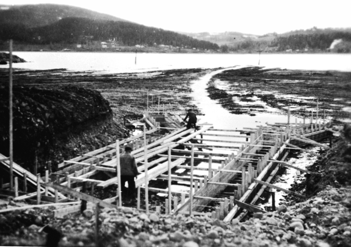 Anno Domkirkeodden, Bygging av vannpumpestasjon. Vanninntaksledningen ved pumpestasjon, strandsaga, Berger Langmoen A/S, Brumunddal.