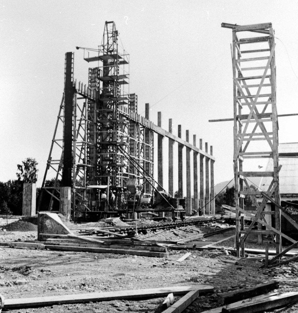 Anno Domkirkeodden, Anleggsarbeid, bygging av materiallager langs Brumunda, forskaling, stillaser, Berger Langmoen A/S, Brumunddal.