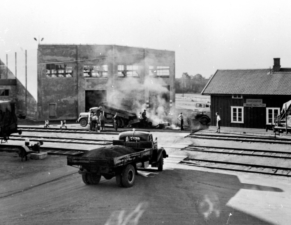 Anno Domkirkeodden, Asfaltlegging ved tømmerkontoret, lastebiler, folk i arbeid, Berger Langmoen A/S, Brumunddal.