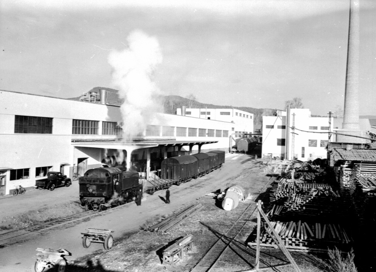 Anno Domkirkeodden, Oversikt Berger Langmoen A/S, fabrikkområdet, Brumunddal, damplokomotiv på sidespor foran lasterampa til wallboardfabrikken.