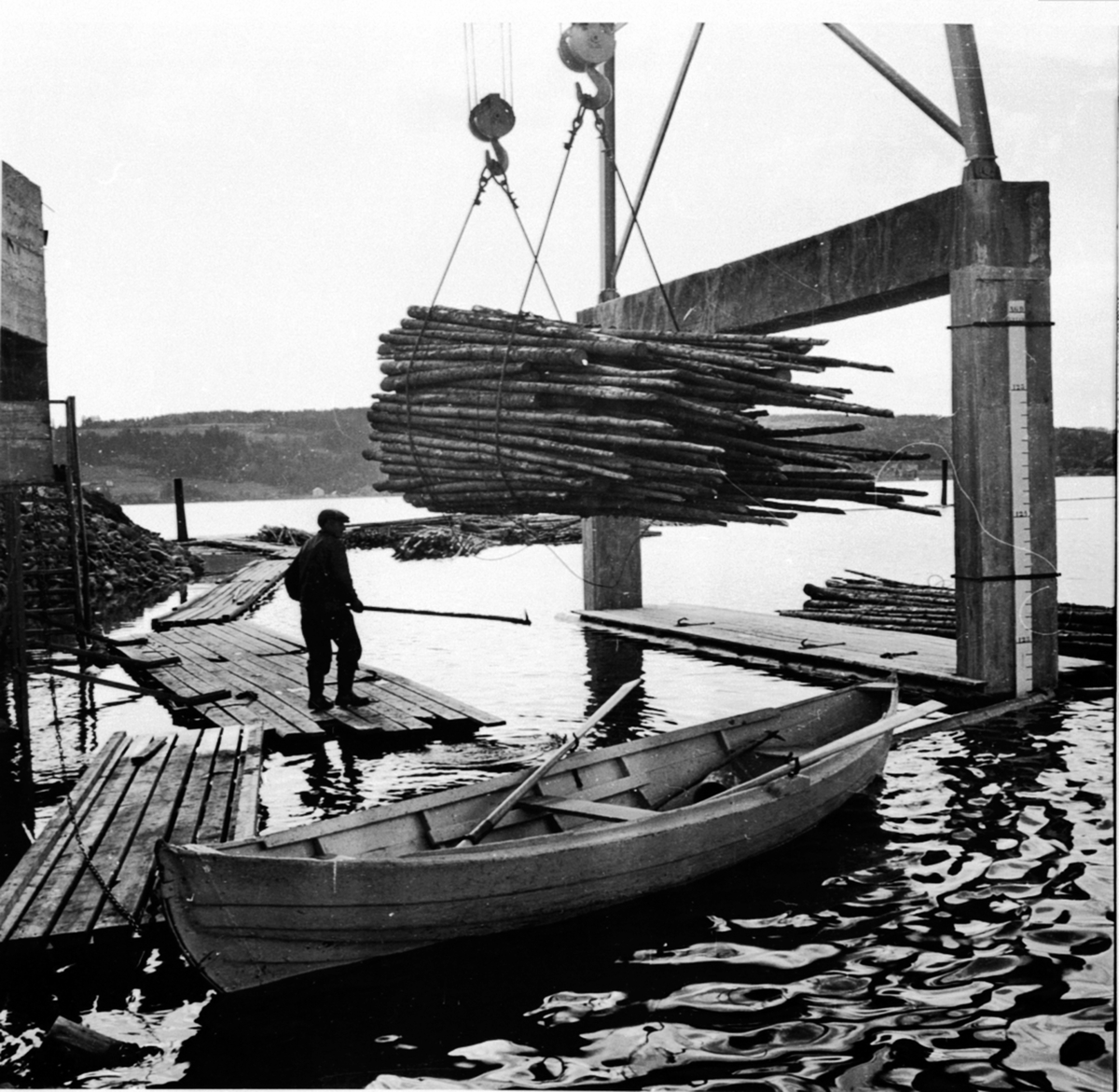 Anno Domkirkeodden, Tømmer settes på Mjøsa, mann med tømmerhake, robåt, vinsj, Berger Langmoen A/S, Strandsaga, Brumunddal.