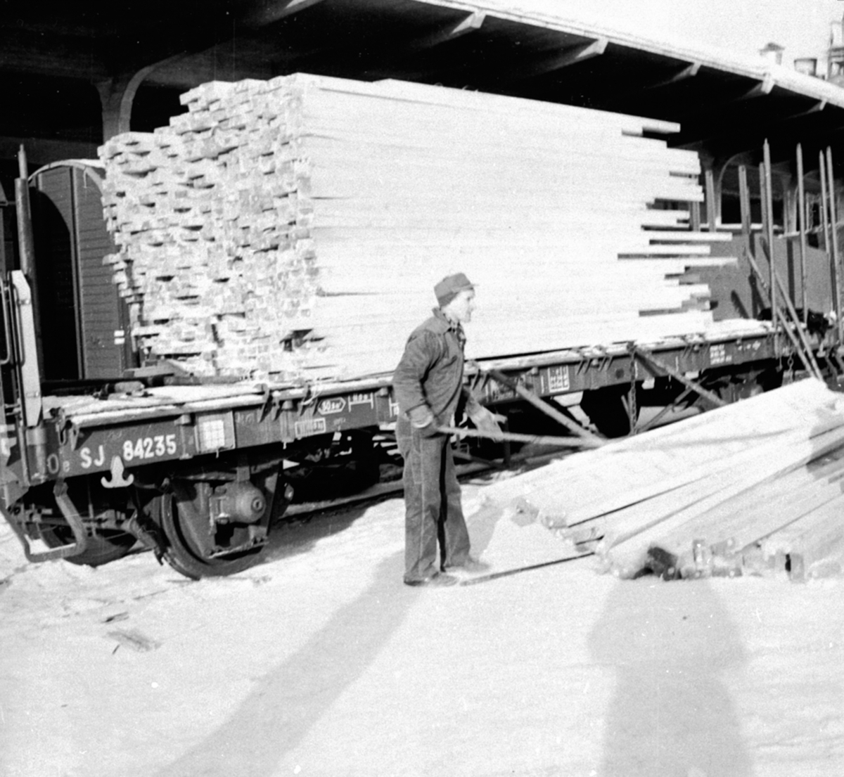 Anno Domkirkeodden, Mann laster, materialer, plank på jernbanevogn, Berger Langmoen A/S, Brumunddal,.