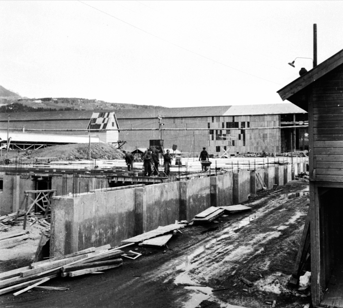 Anno Domkirkeodden, Støping av gulv til fabrikkbygning, folk arbeider, Berger Langmoen A/S, Brumunddal.
