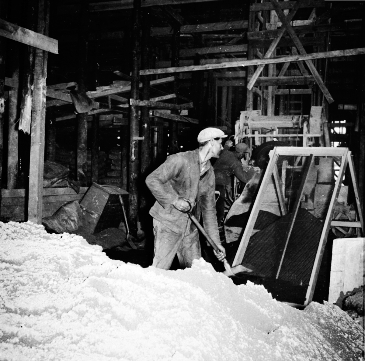 Anno Domkirkeodden, Byggerarbeid, mann sikter sand for murerarbeid, Berger Langmoen A/S, Brumunddal.