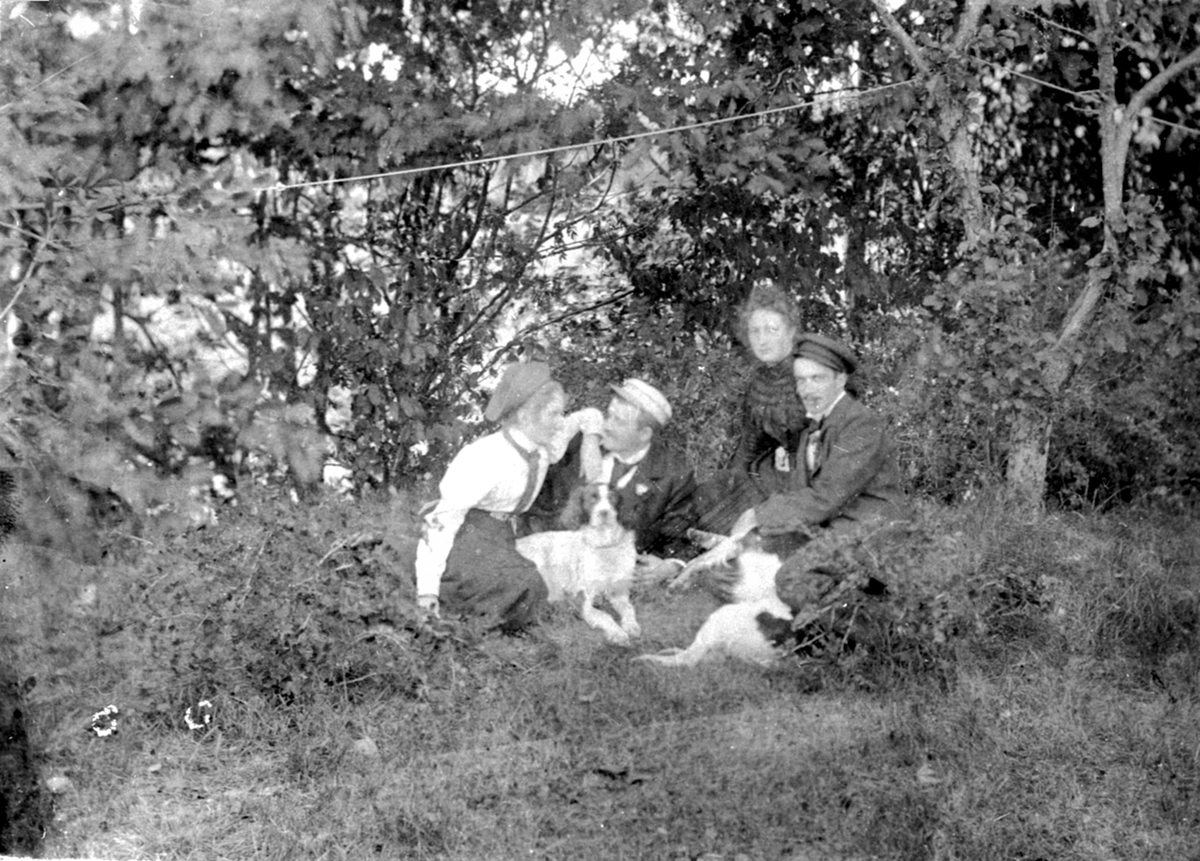 Anno Domkirkeodden, Hagen på Nederkvern gård, Brumunddal. Fra venstre er Marta Bjerke, Thore Bjerke, Marthe Bjerke, Birger Bjerke.