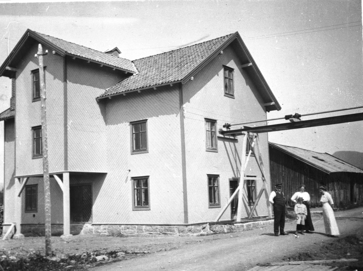 Anno Domkirkeodden, Eksteriør, Nerkvern mølle, Brumunddal, kraftoverføring. Folka utenfor er Thore Bjerke f.1872, Marta Bjerke f.1872, Martha Bjerke, Thor Otto Bjerke f.1903.