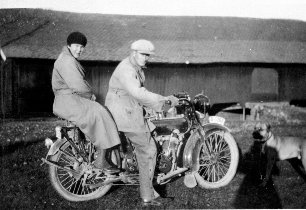 Anno Domkirkeodden, Motorsykkel, Harley Davidson, D-1268, på sykkelen er Anne Sofi Skamarken, Thore Otto Grüner Bjerke,Nerkvern gård, Brumunddal. En 1924 modell Harley Davidson med magnet tenning, altså en F modell. Acetylene belysning. Eieren har kostet på seg spedometer av typen Johns Manville som er montert på tank…