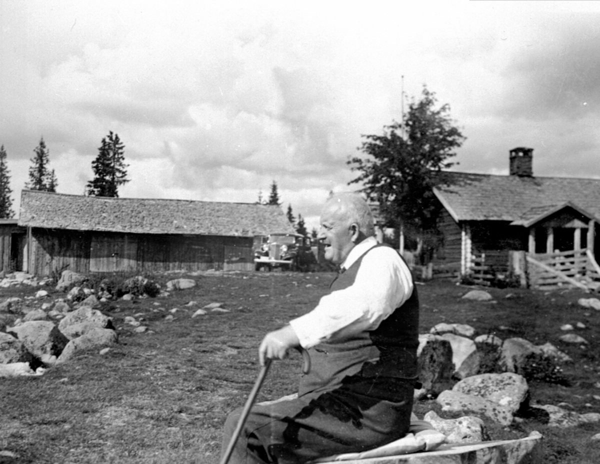 Anno Domkirkeodden, Oversikt, Hamatsetra under Nerkvern gård, Brumunddal, Thore Bjerke i forgrunn.