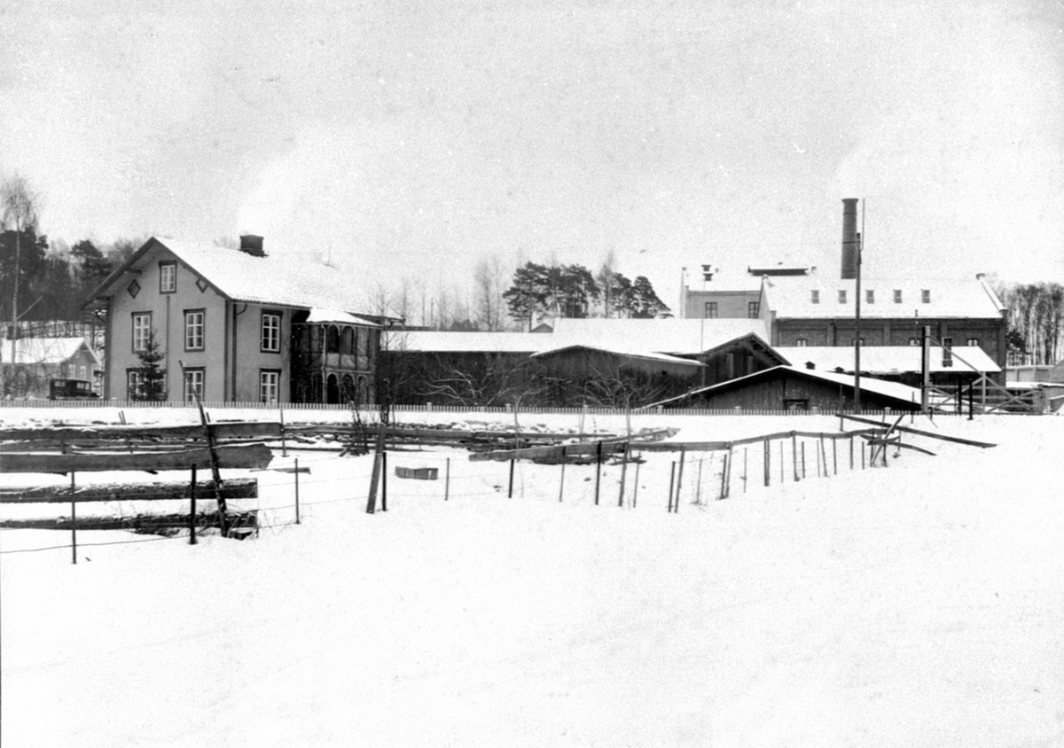 Anno Domkirkeodden, Oversikt Mühlbradtgården, lager, A/S Brumunddal Potetmel og sagofabrikk. Vinter.
