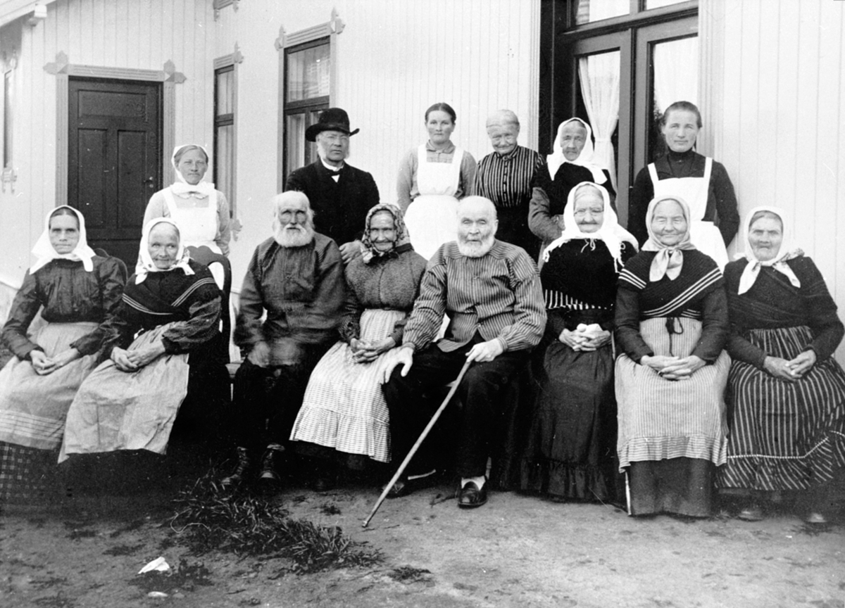 Anno Domkirkeodden, Betjening og pensjonærer ved åpningen av Veldre gamlehjem i 1915.