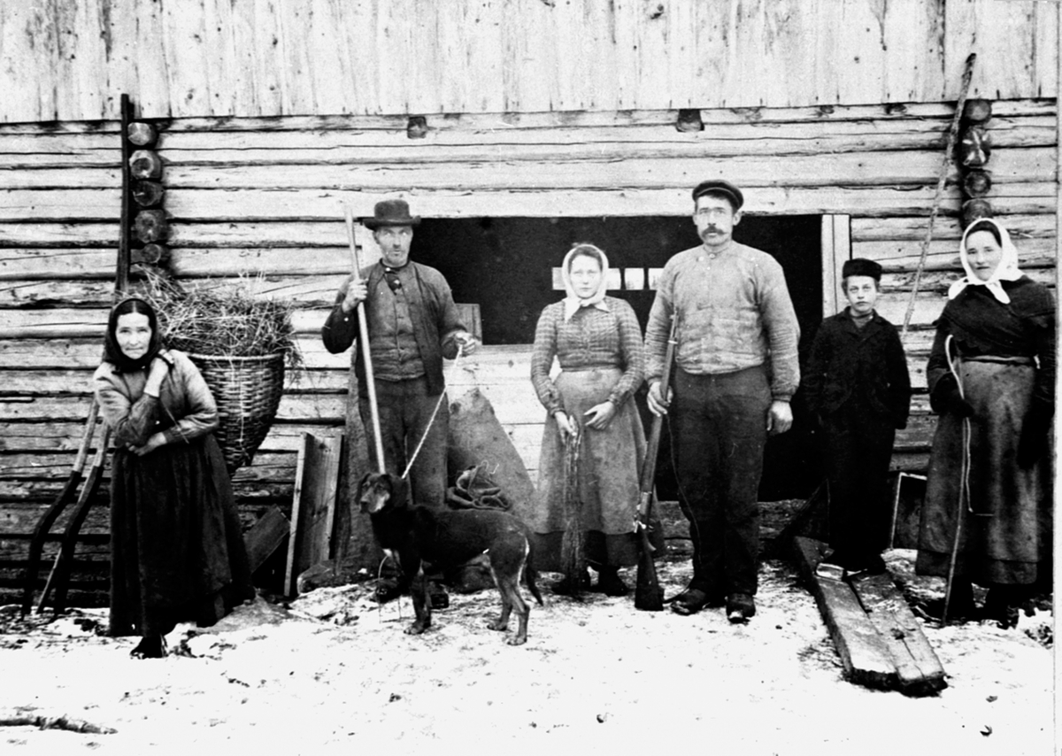 Anno Domkirkeodden, Tresking. Gruppe personer utenfor låve. Fra venstre er Karin Skaugen, Kristoffer Skaugen, Karen Ellefsæter, Mathias Ellefsæter, Johan Ellefsæter, Klara Ellefsæter. Ellefsæter nedre, Næroset.