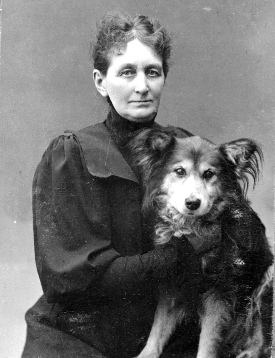 Anno Domkirkeodden, Portrett av Tora Schultz med hund. Thora f. 1844, g. m Oberst Theodor Schuldt/Schultz. Hun dør før 1910, han er da enkemann i Ringsaker. Fotografert ca 1890 dvs bildet er tatt mens de bodde i Kristiania.