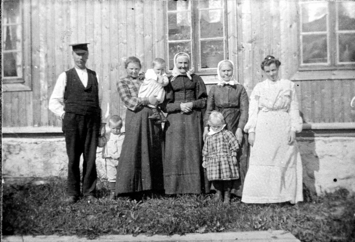 Anno Domkirkeodden, Gruppe voksne og barn, Ånnerud øvre, Veldre, Ringsaker. Fra venstre er Ole Hemma, Tore Emma, Laura Hemma, Eli Almerud, Kristine Hemma, Eli Hemma, ukjent.