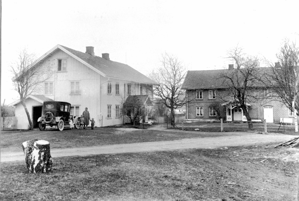 Anno Domkirkeodden, Gardstun, Granerud gård, Brumunddal, hovedbygningen, doktorgården, bil, folk.