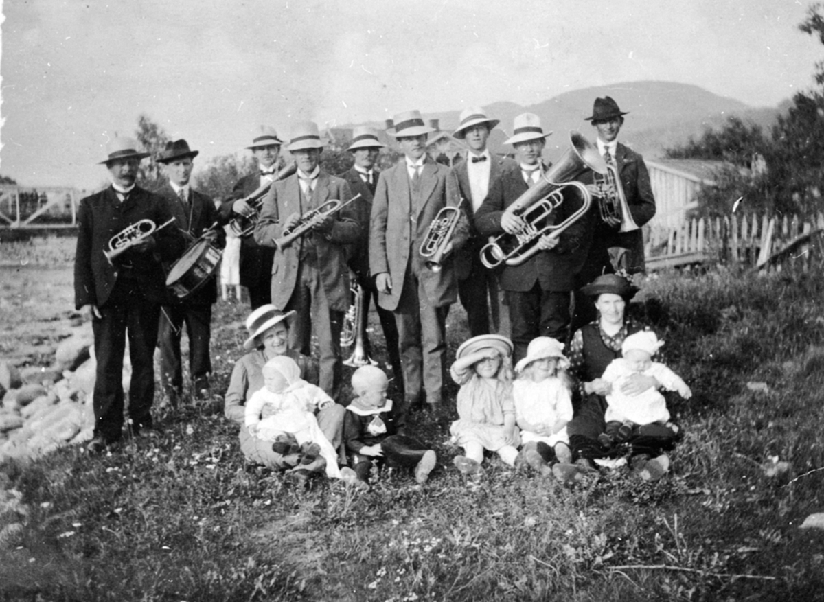 Anno Domkirkeodden, Brumunddalens hornmusikkforening sommeren 1916. "Familieutflukt" bak Brovold. Brumunddal. Musikerne er f. v. lederen Fredrik Græsby, bak ham ukjent, deretter Ole Sandberg, Kristian Micelsen, Nils J. Hegre, Birger <Michelsen, Hans stordahl, Årvold og lengst t. h. Martin Haave (Strand) Foran sitter Å…