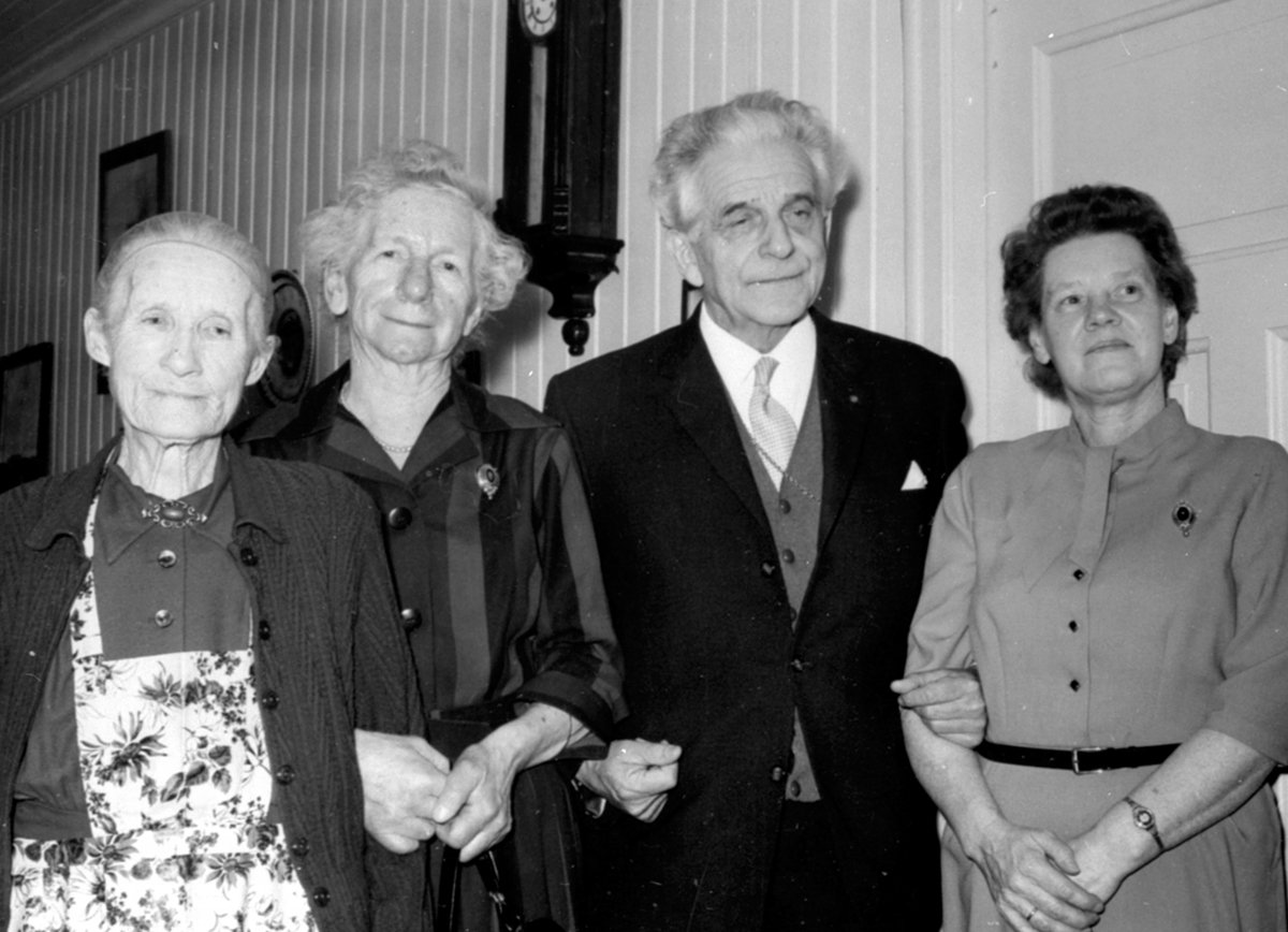 Anno Domkirkeodden, Fra venstre er Lina Schjerpen, Marta Grini, biskop Kristian Schjelderup, Gunvor Harsjøen, Veldre gamlehjem, Byflaten, Ringsaker.