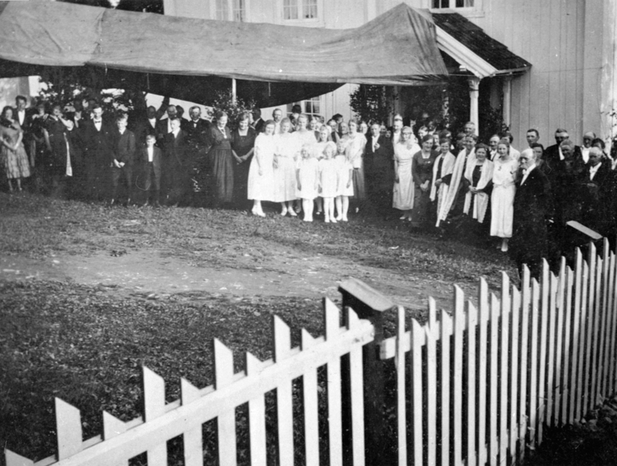 Anno Domkirkeodden, Bryllup på Storlien gård, Veldre, Ringsaker. Presenning som tak mellom husa. Brudepar er Helene Storlien og Jørgen Hauger. Mye gjester.