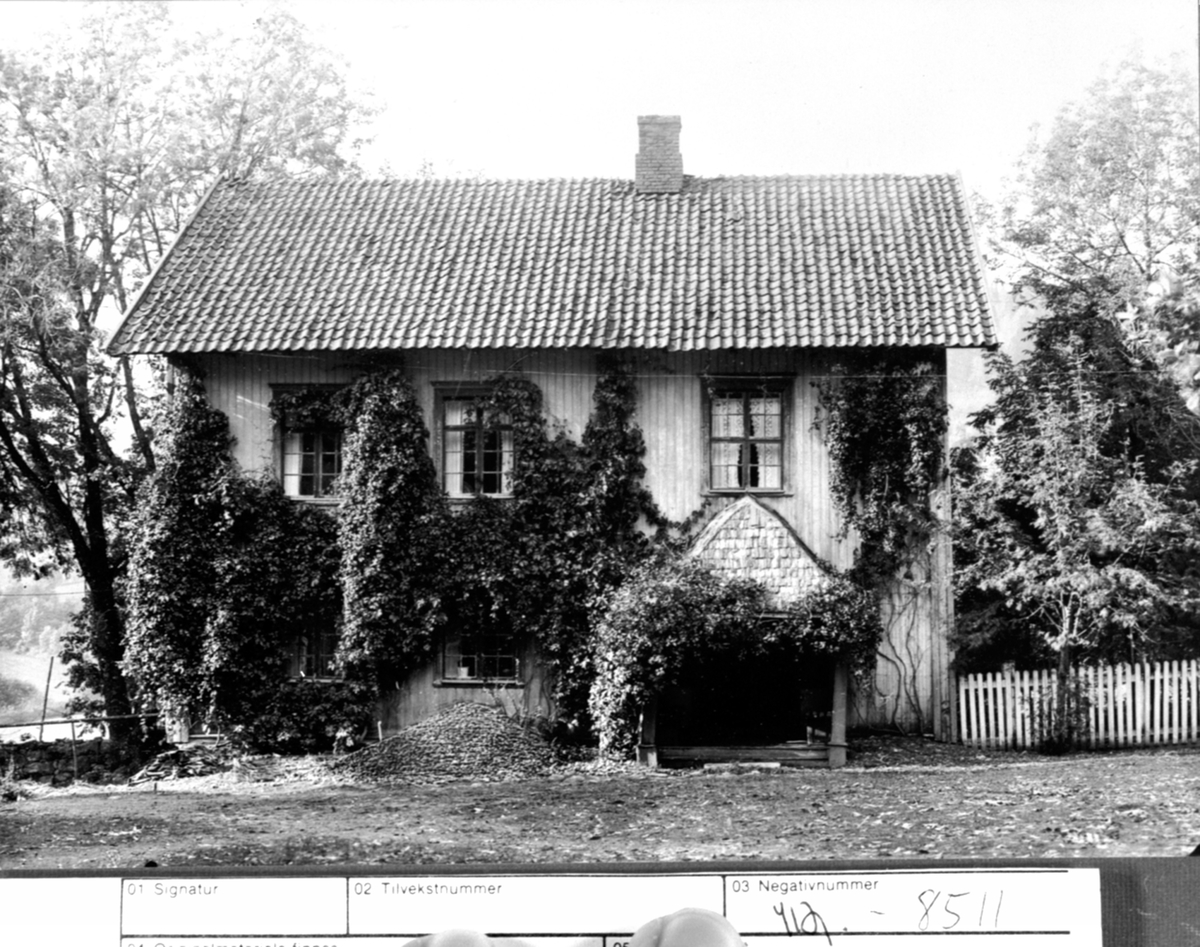 Anno Domkirkeodden, Eksteriør, gammelbygningen på Tokstad gård, Veldre, Ringsaker. Senere flyttet til nytt fundament.