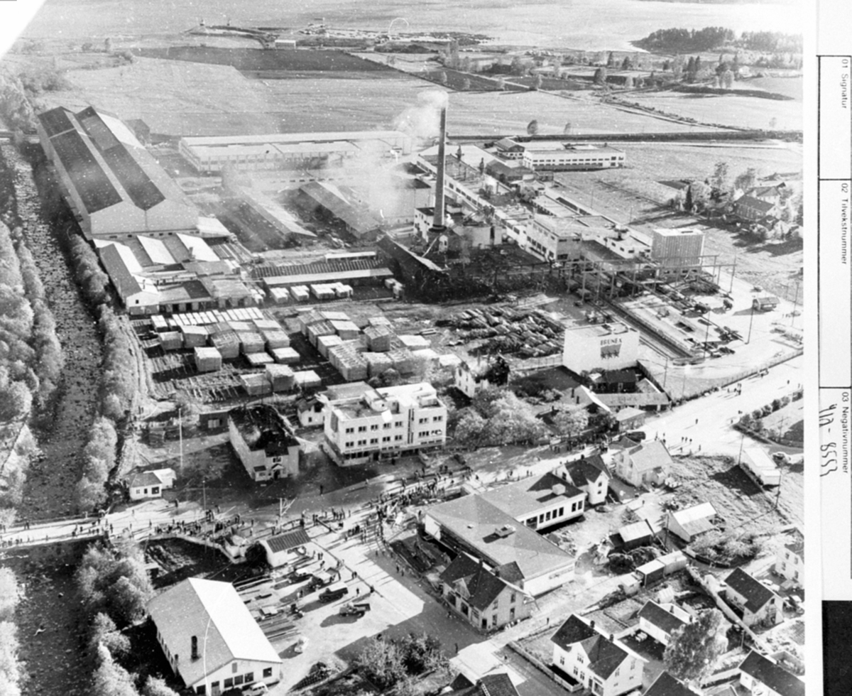 Anno Domkirkeodden, Flyfoto av Brumunddal sentrum etter brannen på Berger Langmoen A/S og Folkets Hus.