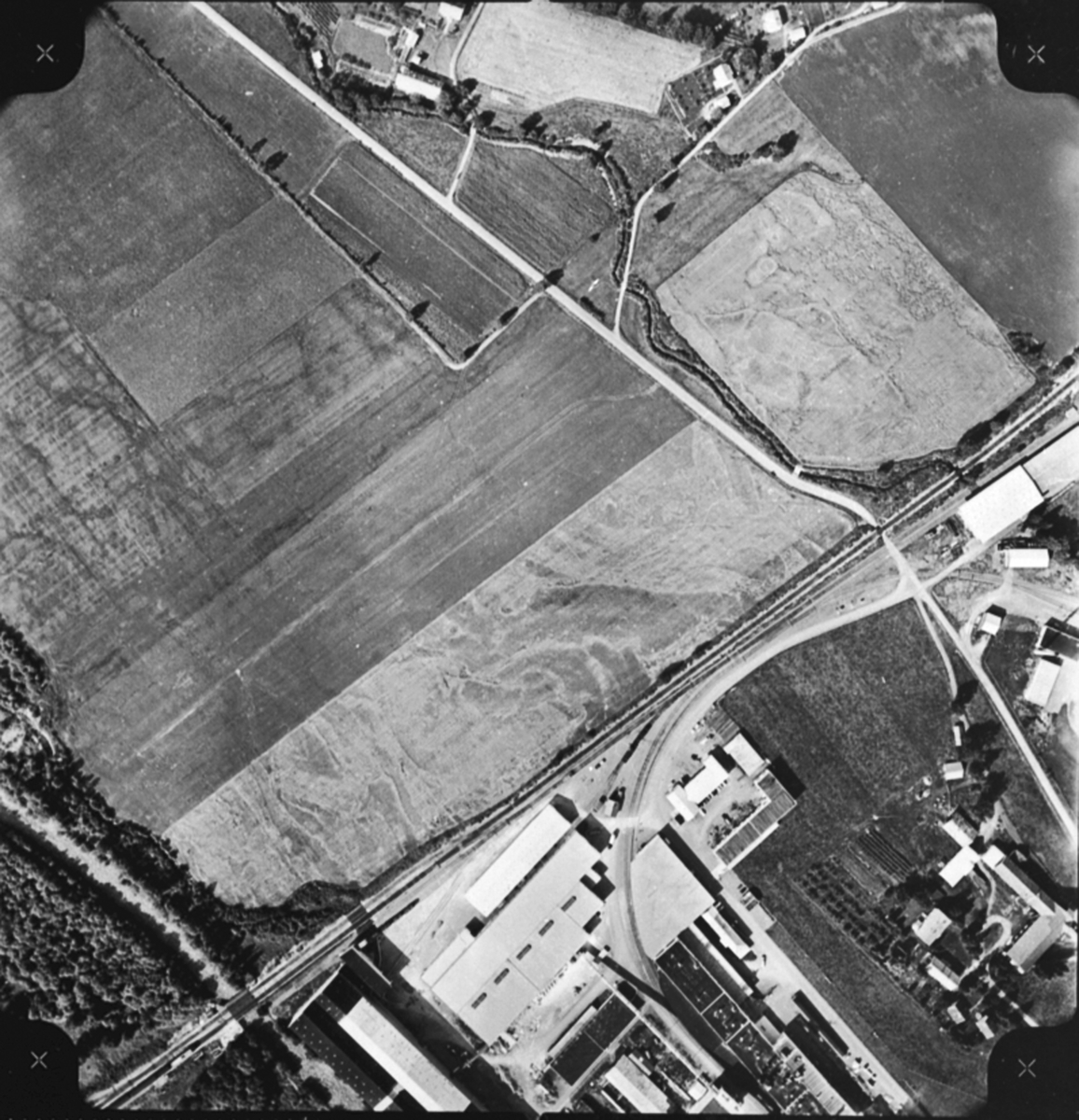 Widerøes Flyveselskap A/S, Flyfoto, fotogrammetri av Brumunddal, sør for Berger Langmoen A/S.