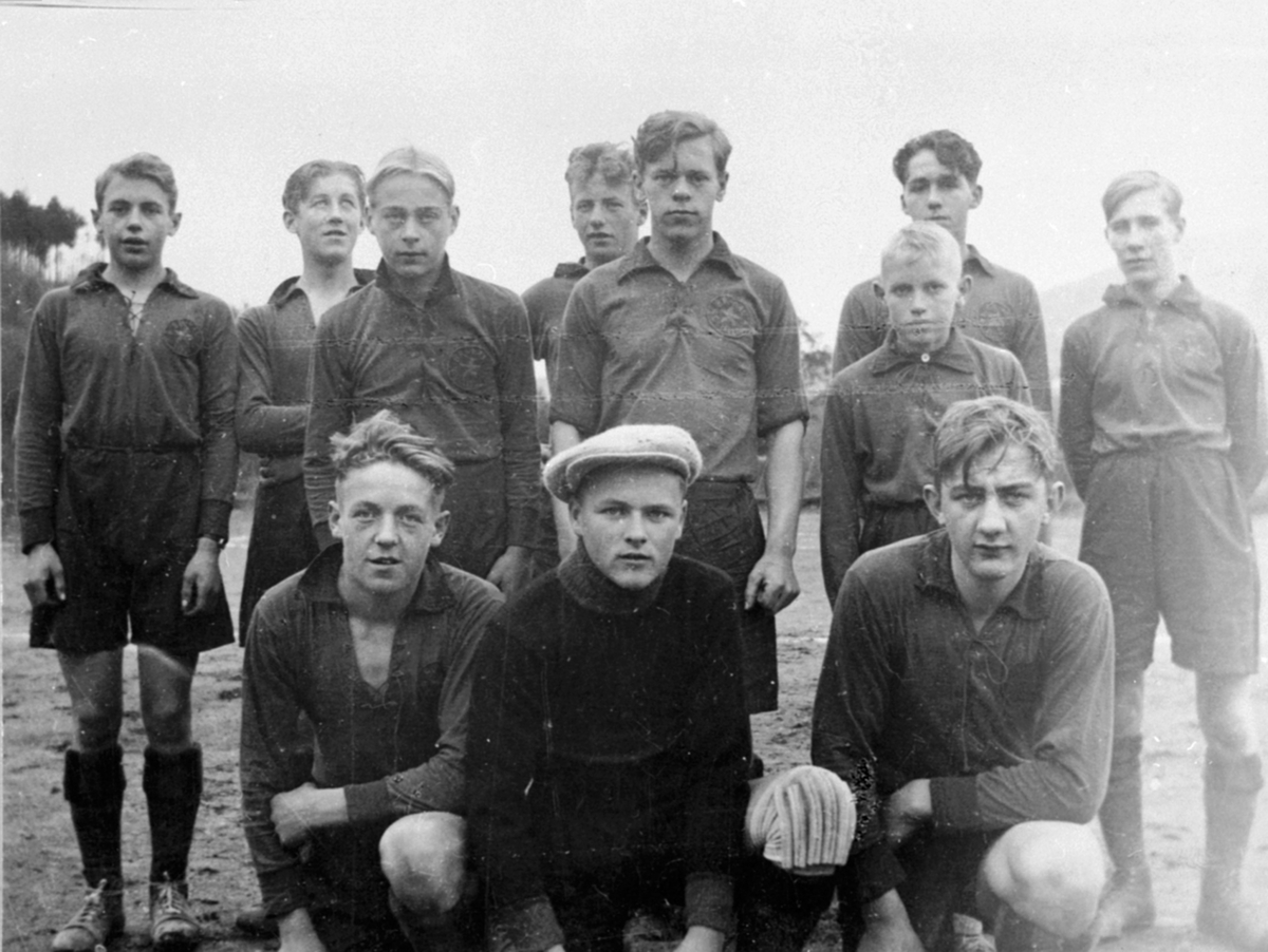 Anno Domkirkeodden, Brumunddal A.I.L fotballag, gutter, Foran v: J. Alfstad, H. Kristiansen, P. Mathisen, 2 r: R. Liberg, Bj. Bekkevold, N. Engen, 3 r: Engen, R. Hovde, L. Alfstad, J. Romskaug, P. Thomassen.