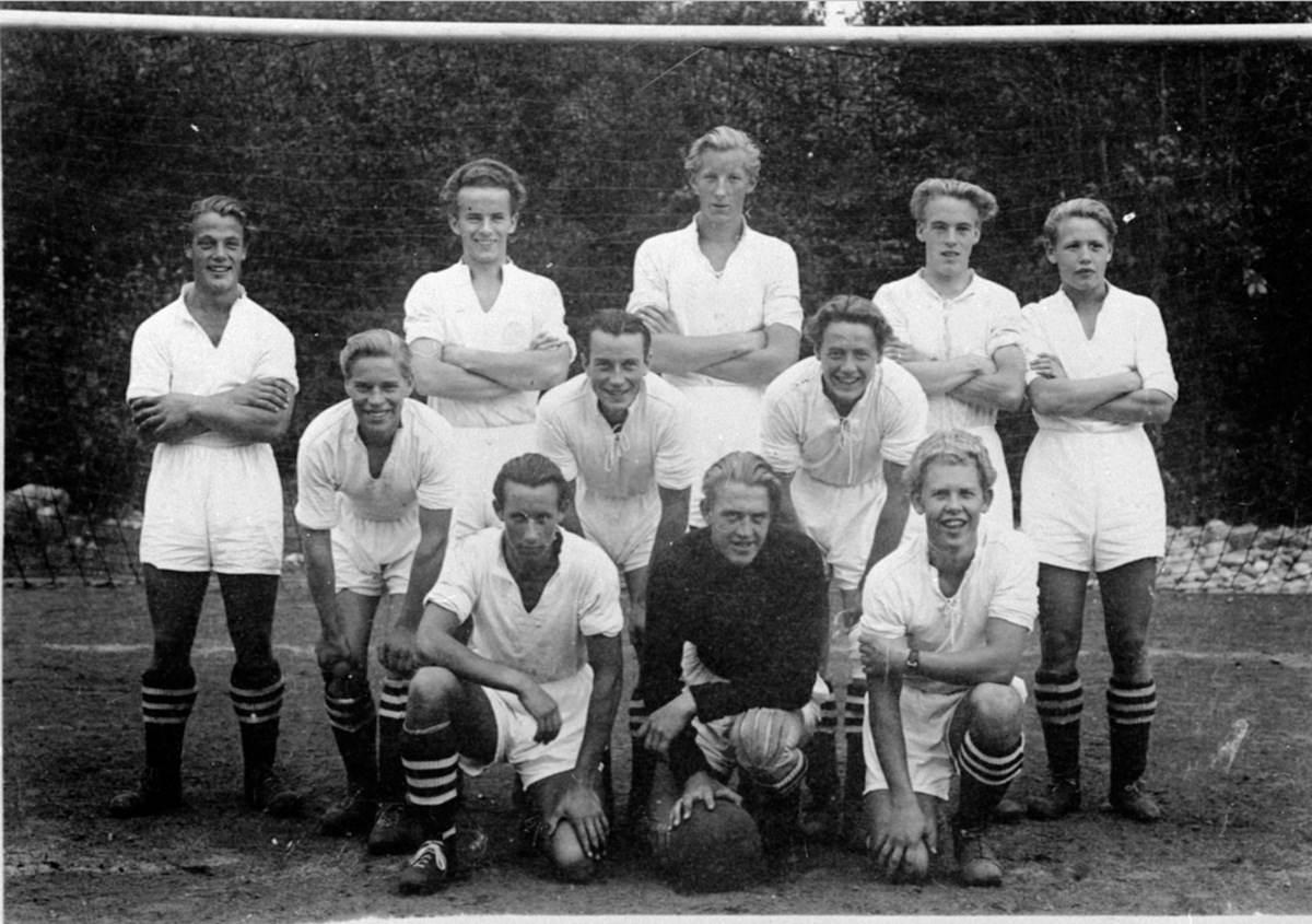 Anno Domkirkeodden, Brumunddal ungdomslag i 1948, foran v: A. Gundersveen, J. Haugstuen, H. Lindbach, 2 r: G. Nilsen, N. Johansen, A. Alfstad, 3 r: O. Olsen, O. Schjerpen, T. Granberg, O. Johansen, T. Larsen.
