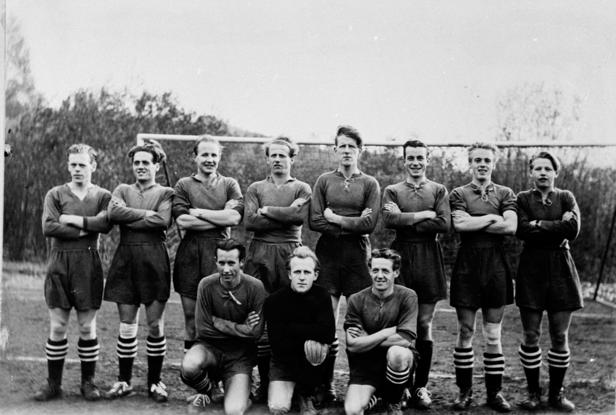 Anno Domkirkeodden, Fotballag, Brumunddal Idrettslag, C-laget, fra v: A. Gundersveen, A. Hansen, J. Alfstad. 2 r: Bj. Bekkevold, M. Alfstad, A. Sæther, L. Alfstad, J. Nørbø, N. Johansen, Lassesen.