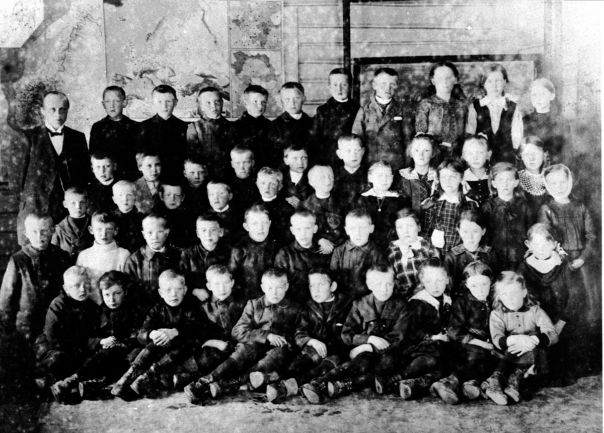 Anno Domkirkeodden, Elever og lærer ved Kirkekretsens skole, Veldre, Ringsaker.