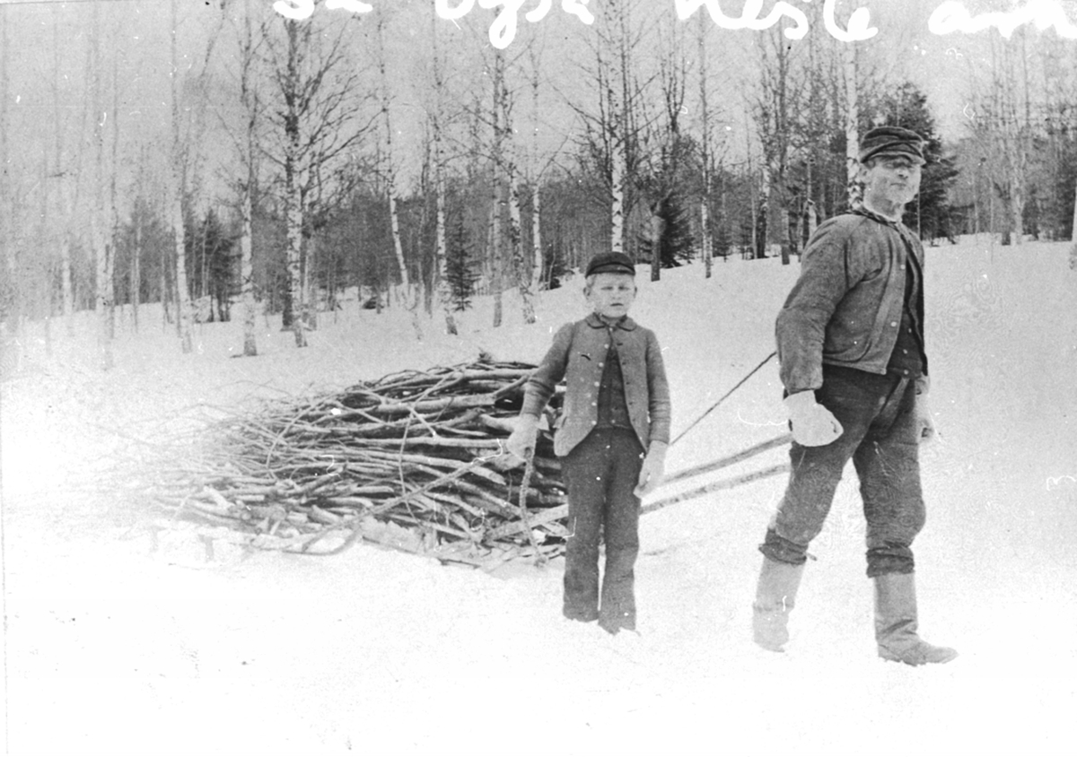 Anno Domkirkeodden, Vedkjøring, Nils Stuggulukkjen trekker vedlass. Nicolai Hagen f.1893 er med. Stuggulykkja husmannsplass under Bårdset nedre, Ringsaker.