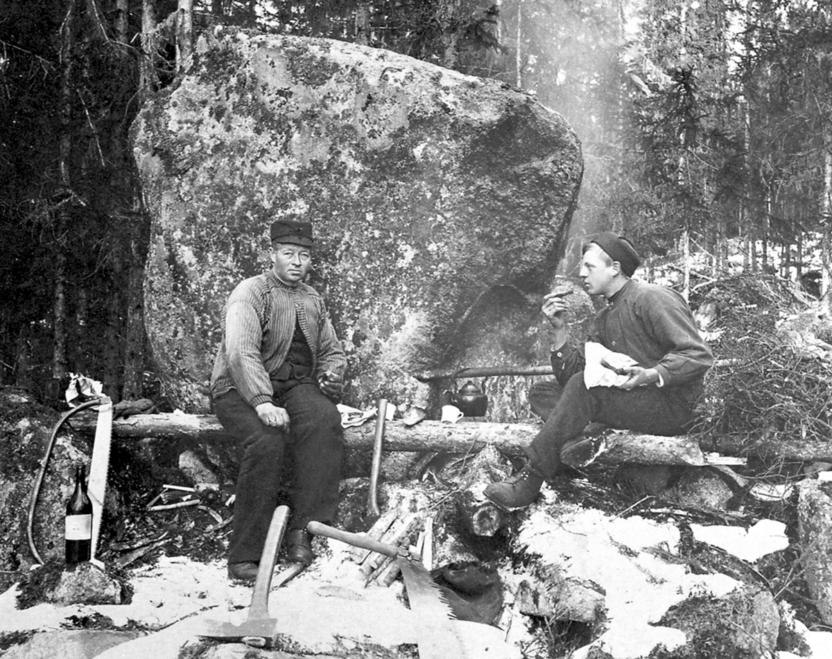 Anno Domkirkeodden, Matpause for tømmerhuggere. Mathias Baardseth, Ole Larsen Jevne, kaffekjel på bål, tømmerredskap, Furuheim, Næroset. Hogsten foregikk i skogen ovenfor Furuheim (eller Haga Bruk), Næroset
