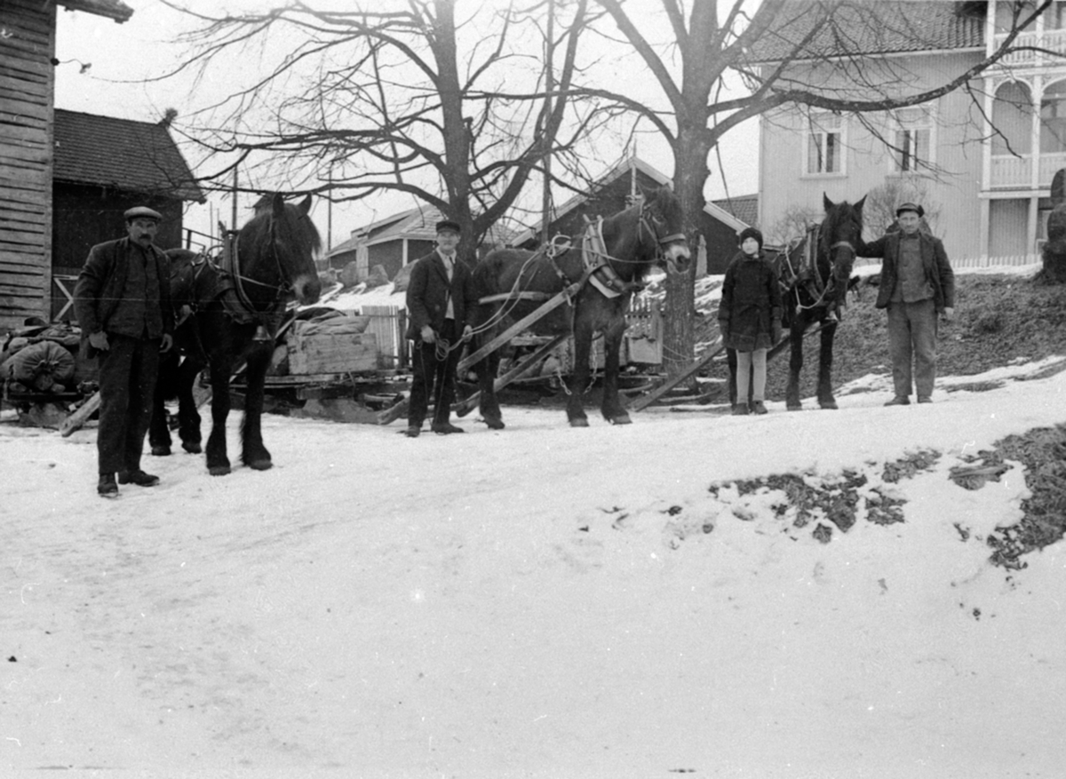 Anno Domkirkeodden, Tre hester med lunnedrag og oppakning. Tre menn på gårdsplassen i Hanselgården, Linddal Nordre. Bak er Linnerud. Foran fra venstre er Torvald Storsveen, Lars O. Åsen, Sigur Rudi.