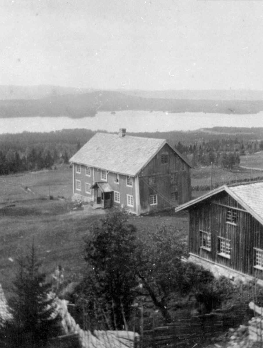 Anno Domkirkeodden, Låve og våningshus på Øveråsen gård, Åsmarka, Ringsaker. Den gamle bebyggelsen.