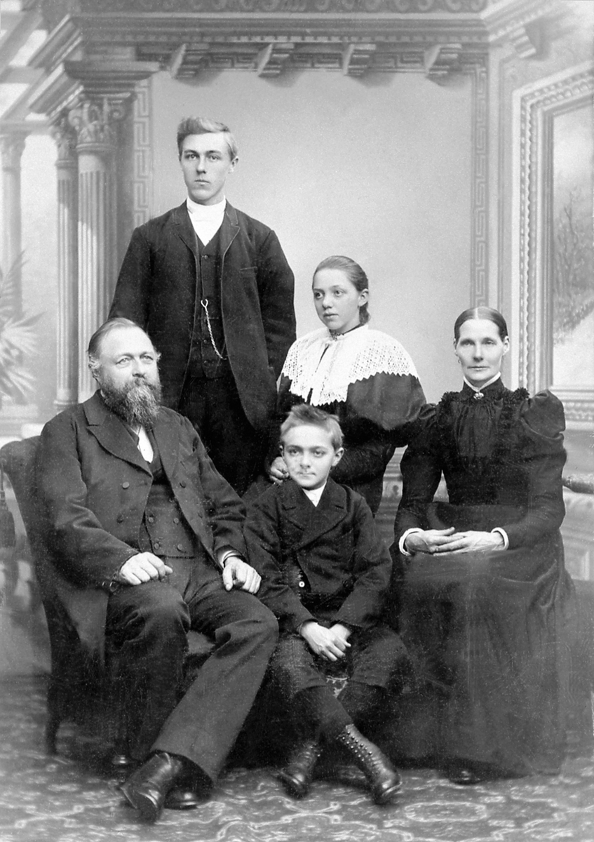 Anno Domkirkeodden, Familien Røhr på Røhr gard, Ringsaker, fra venstre ordfører Thore Røhr, Halvor, Helene, bak er Kristian, Karen Ensby født Røhr.