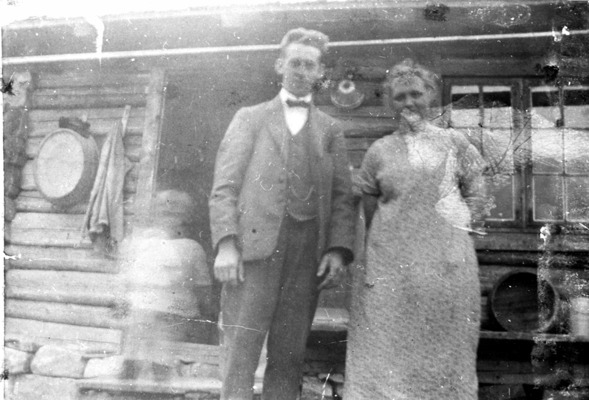 Anno Domkirkeodden, Johan Brattbakken, Mina Brattbakken foran størhus, Syljulia seter, Ringsaker.
