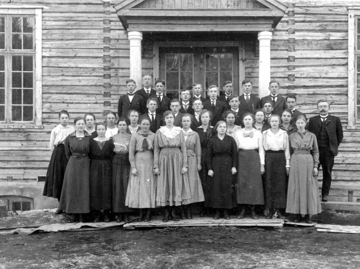 Anno Domkirkeodden, 34 elever og lærer ved Ringsaker amtskole, senere Folkehøgskole.