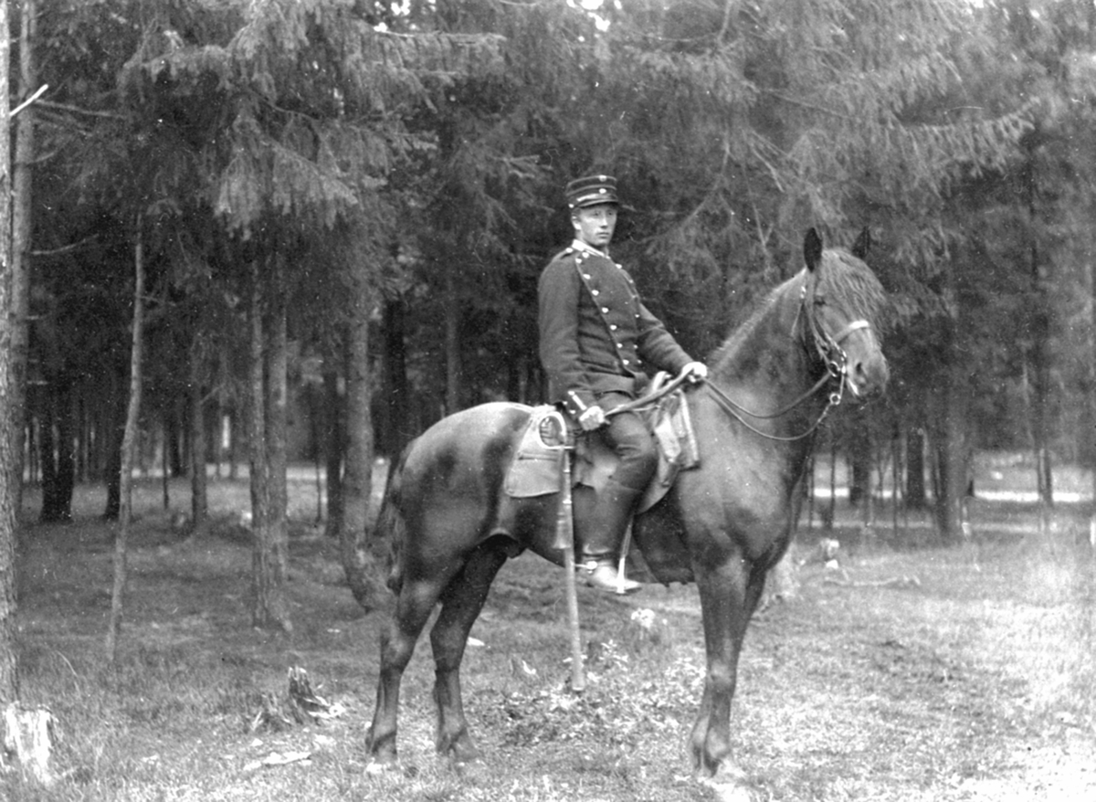 Anno Domkirkeodden, Kavalerist Martin Nereng, Næroset, i uniform på hesteryggen. Gardemoen.